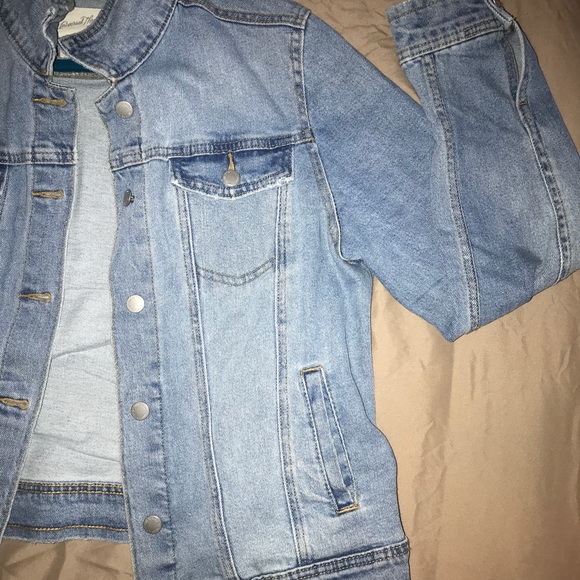Universal Thread Light Wash Jean Jacket - Picture 3 of 6